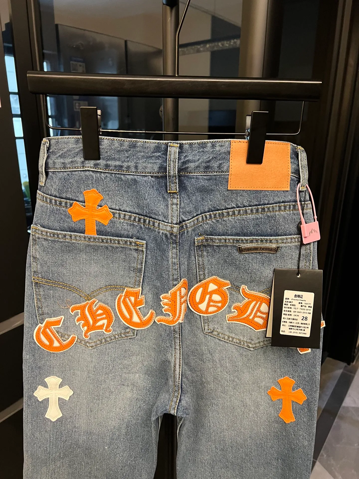 P260 [Next day] Chrome Hearts/Chrome Hearts 25FW CH Overseas Customized Limited Series Sanskrit Cross Patch Leather Jeans (Blue) Blue and Orange Color - Customized Limited Edition Fashion players, Chrome Hearts limited edition jeans are now available!  The unique color scheme is like the intertwining of vitality and romance of Hong Kong. The three-dimensional letters between the hips seem to tell the story of the city. The customized hardware, the three-dimensional and thick cross stamens, and the hand-cut leather washers make the details full of luxury.  Handcrafted and made of environmentally friendly materials, comfort and quality coexist. Owning it is not only an outfit, but also a status symbol. Globally limited edition, don’t miss it. Look for the exact version.  Size: 28 30 32 34 (corresponding to s-xl) Detailed size can be found in Figure 9